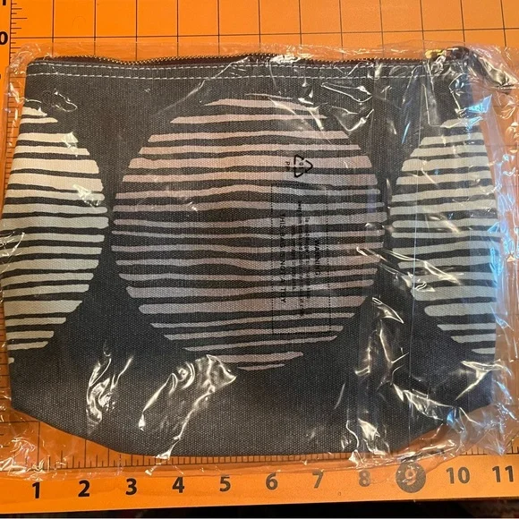 Maika ‘Big Sur’ Commuter Tote and Zipper Pouch set - Picture 7 of 9